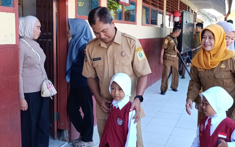 Gerakan Ayah Mengantar Anak Meriahkan Hari Pertama Sekolah di SD Negeri 3 Balangnipa
