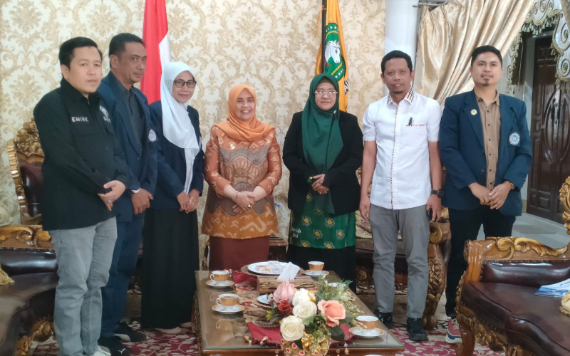 Audiensi dengan UIAD, Bupati Ratnawati Diundang Hadiri Wisuda