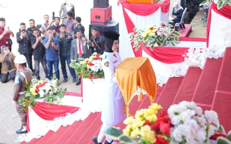 Andi Reski, Sang Pembawa Baki yang Sukses Tuntaskan Tugas Pengibaran Bendera di Sinjai