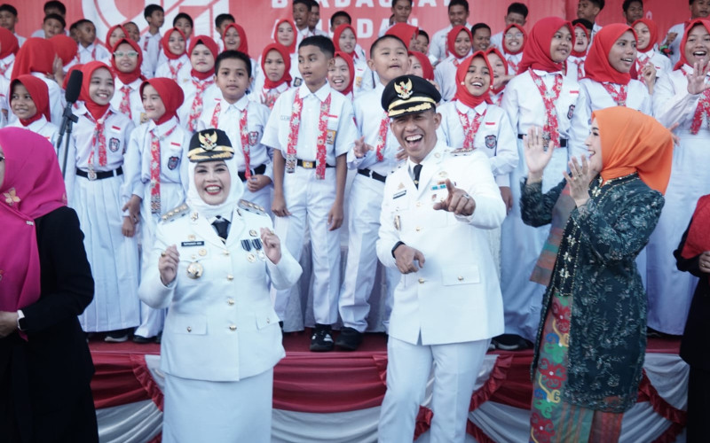 Aubade HUT ke-81 RI di Sinjai Tampil Memukau, 101 Pelajar Tampil Bersama Bupati dan Wakil Bupati