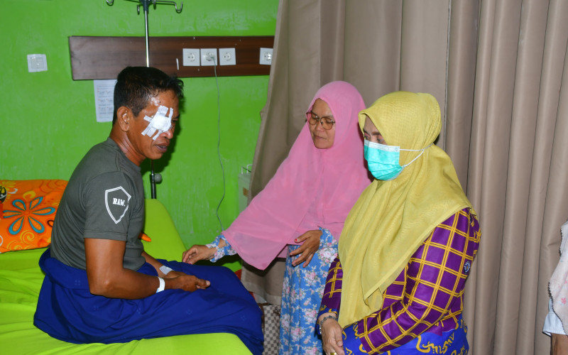 Bupati Sinjai Jenguk Pegawai Pemadam Kebakaran Yang Jalani Operasi Mata Akibat Kecelakaan Kerja