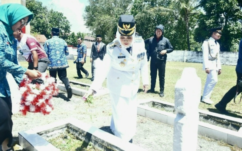 Usai Upacara HUT RI, Bupati Sinjai Ziarah dan Tabur Bunga di TMP Mangottong