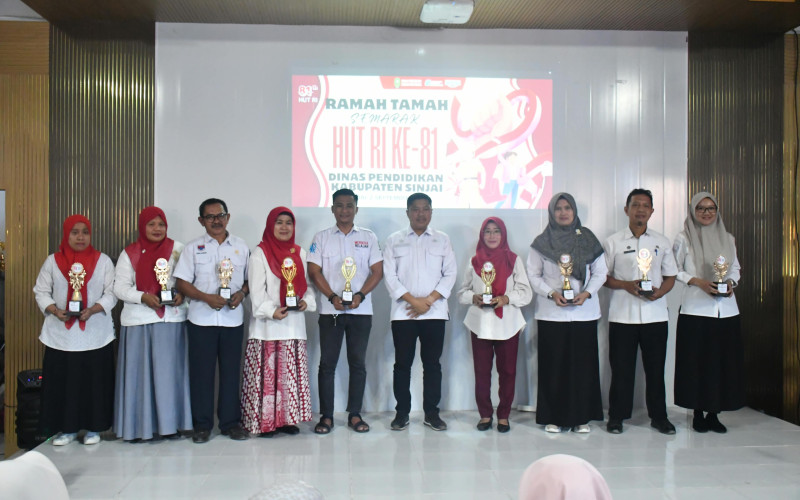 Semarak HUT ke-81 RI, Disdik Sinjai Serahkan Hadiah kepada Para Pemenang Lomba