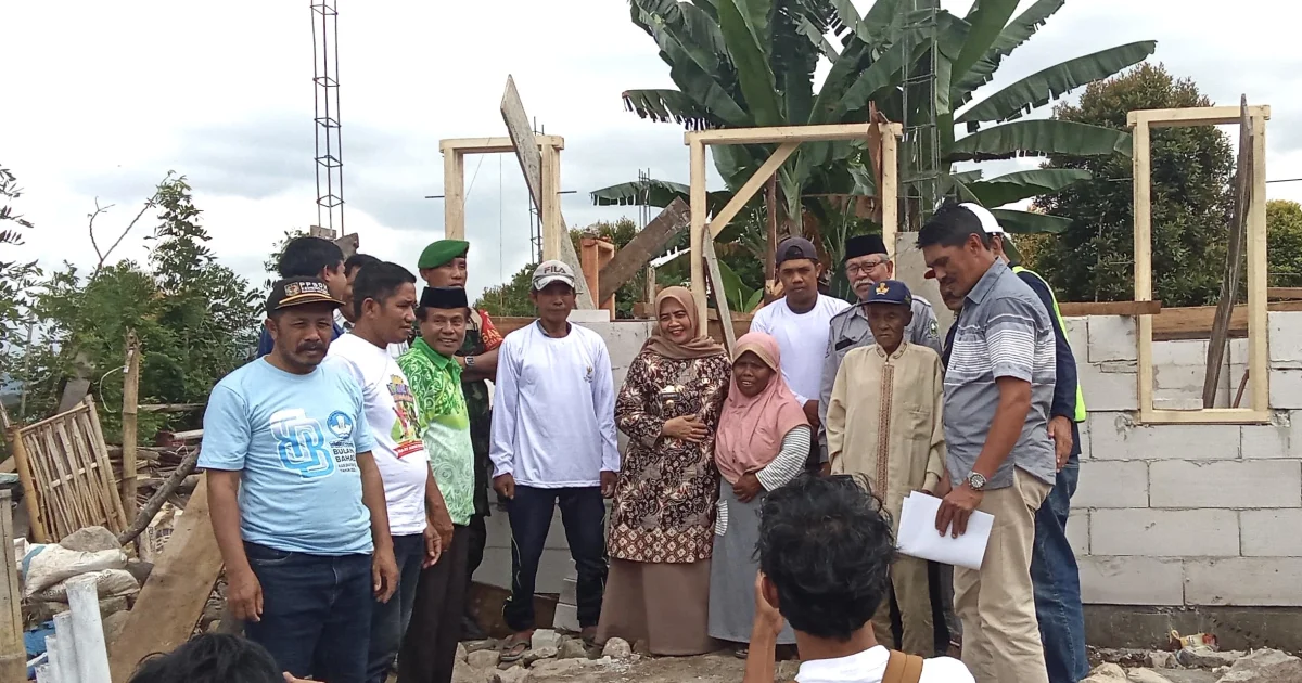 Bupati Sinjai dan BAZNAS Serahkan Dana Tahap Awal Pembangunan Rumah Layak Huni di Gunung Perak