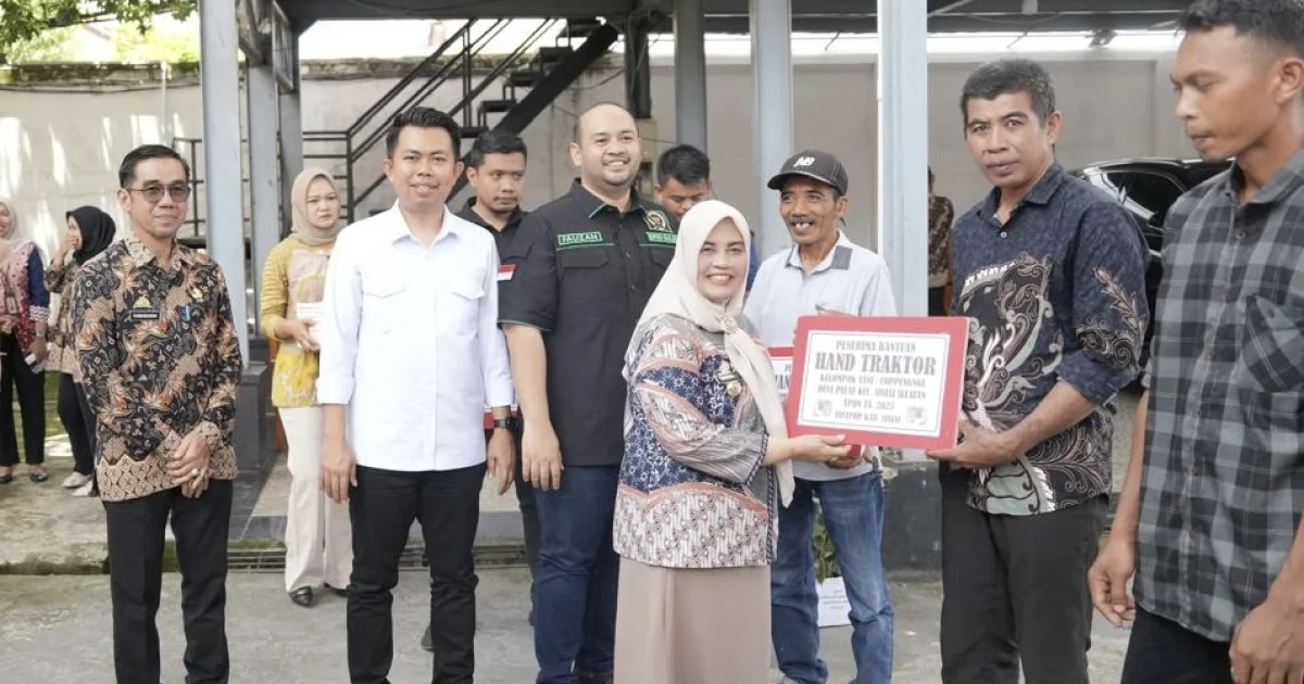 Tingkatkan Efisiensi, Produktivitas dan Hasil Panen, Bupati Ratnawati Arif Serahkan Bantuan Alsintan