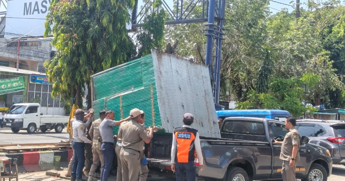 Pemkab Sinjai Tertibkan Pedagang di Area Parkir Pasar Sentral dan Pemangkasan Pohon