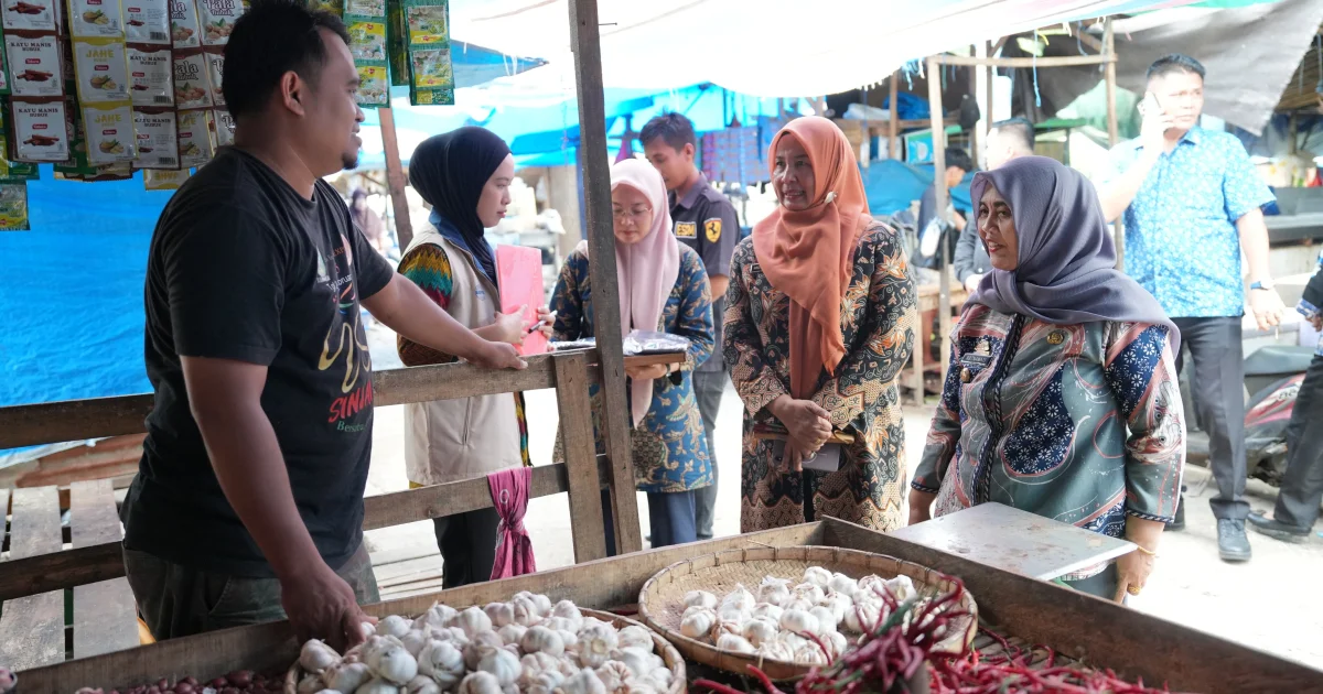 Bupati Sinjai Tinjau Pasar Sentral, Pastikan Harga Pangan Stabil dan Pasokan Aman