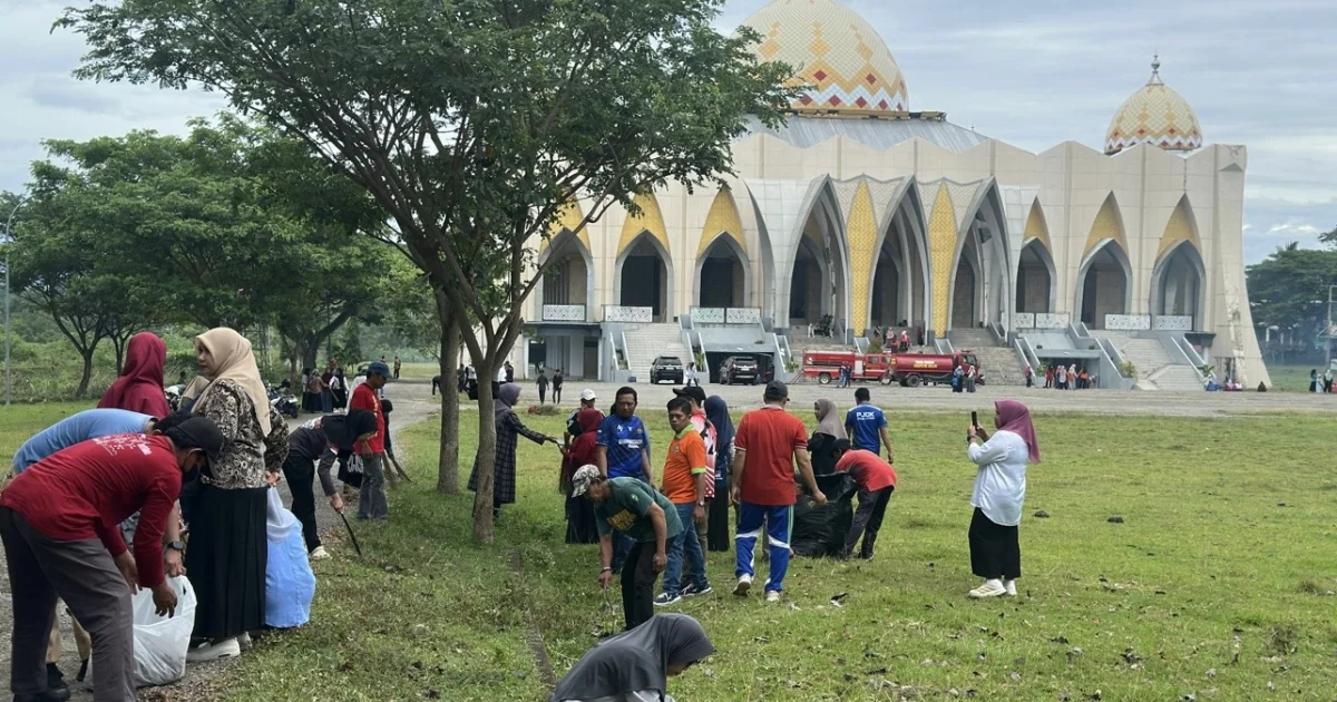 Pemkab Sinjai Gelar Kerja Bakti di Masjid Islamic Center Sambut Kedatangan Ustad Abdul Somad