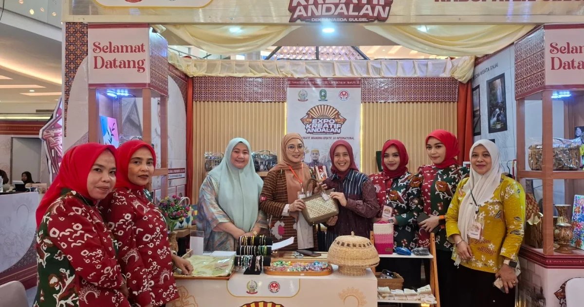 Disambut Hangat Ketua Dekranasda Sinjai, Staf Ahli Dekranasda Sulsel Kagum pada Kerajinan Daun Lontara