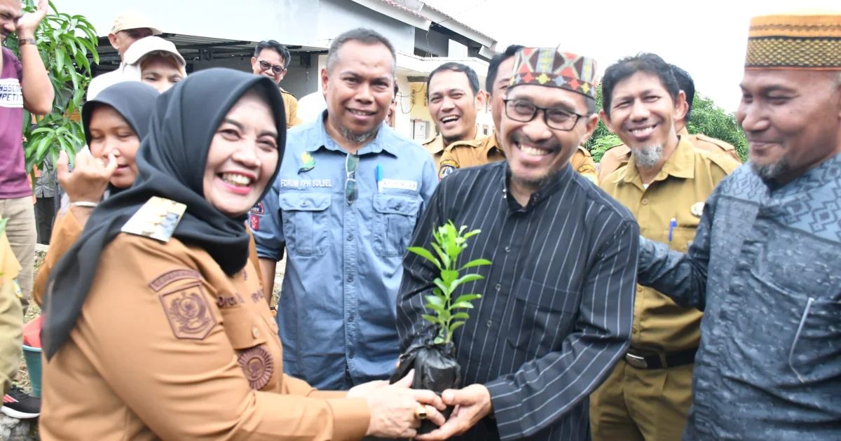 Bupati Sinjai Dorong Gerakan Indonesia Hijau, Bagikan Bibit dan Tanam Pohon di Kompleks Saocitra