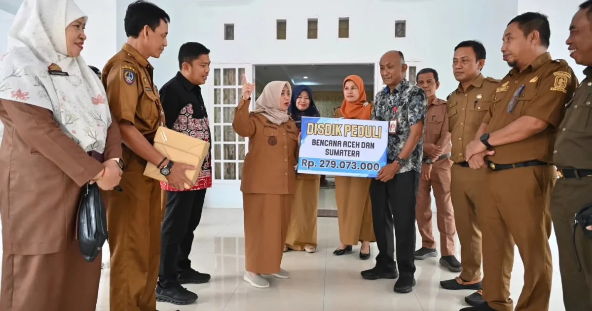Bupati Ratnawati Serahkan Bantuan Kemanusiaan Disdik Peduli bagi Korban Bencana Aceh, Sumut, dan Sumbar