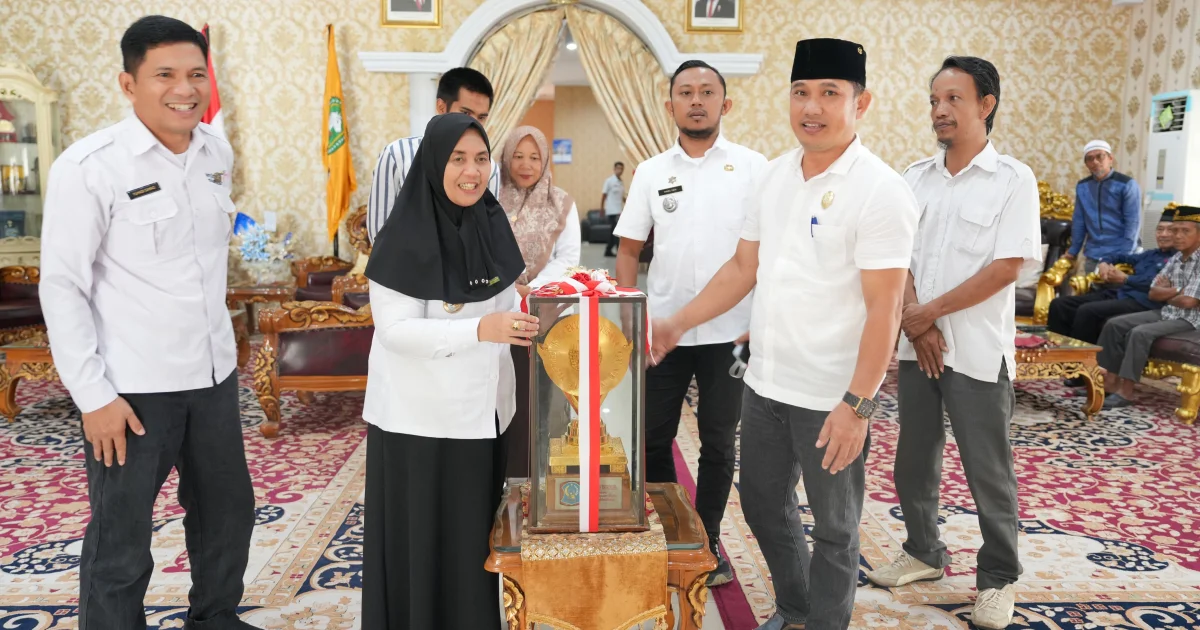Kades Saotengnga Serahkan Piala Bergilir Juara 1 Lomba Desa kepada Bupati Sinjai